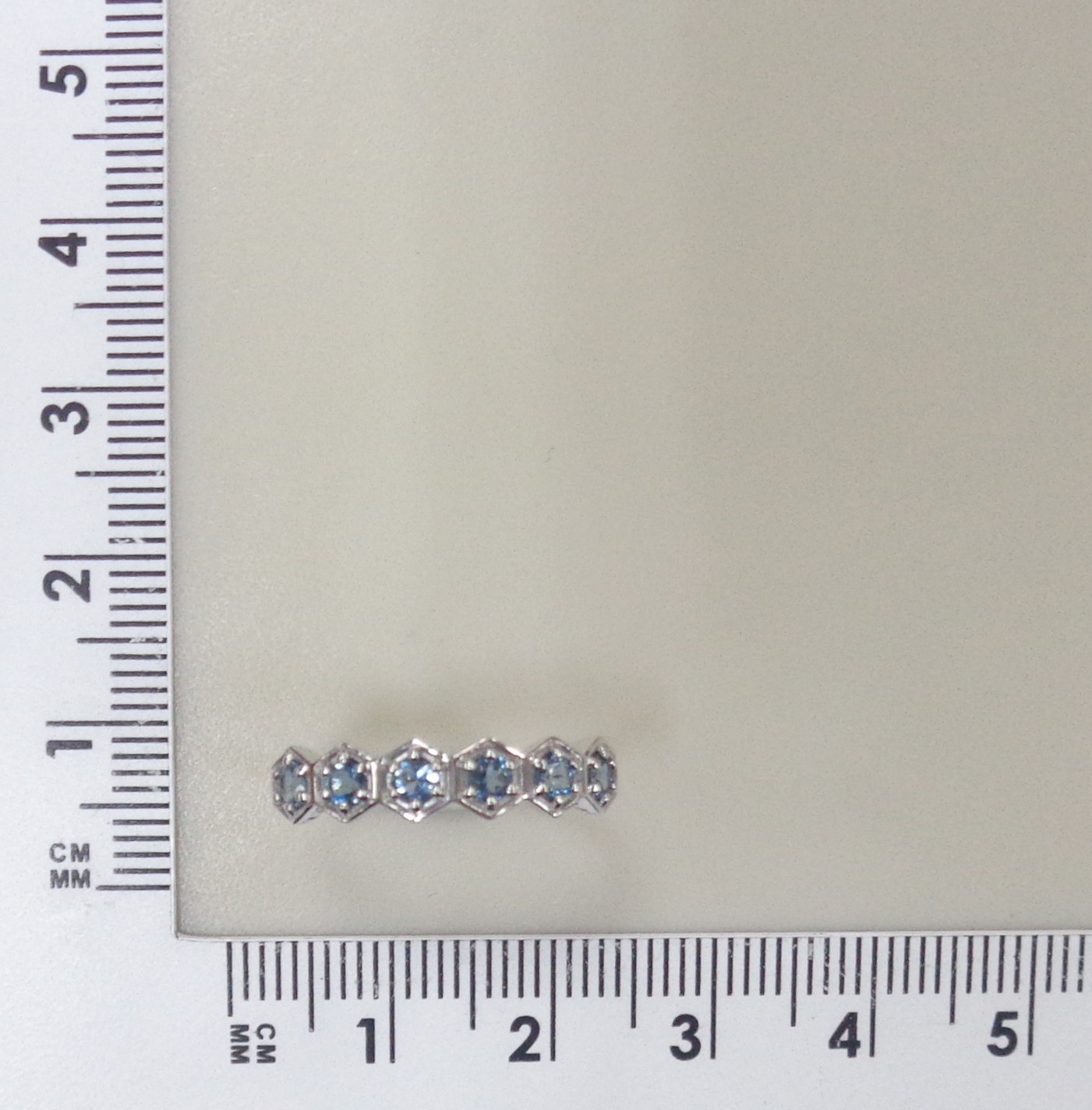 Кольцо из белого золота с топазами